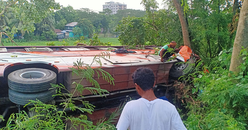 গোপালগঞ্জে বাস–ট্রাকের ত্রিমুখী সংঘর্ষ, নিহত ১
