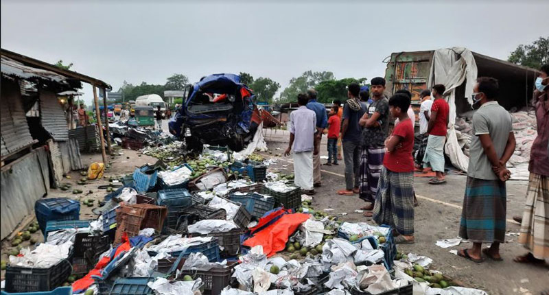 Two killed, 3 injured as two trucks collide in Naogaon