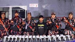 অবৈধ ভারতীয় পণ্যসহ যুবক আটক
