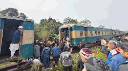 কালীগঞ্জে চলন্ত ট্রেনের দুই কোচ বিচ্ছিন্ন