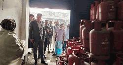 কালকিনিতে গ্যাস সিলিন্ডার মজুদ করায় জরিমানা