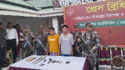 কক্সবাজারে অস্ত্র-গুলি নিয়ে মিয়ানমারের নাগরিকসহ আটক ২