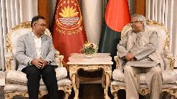 প্রধান উপদেষ্টাকে ফুলেল শুভেচ্ছা জানালেন তারেক রহমান