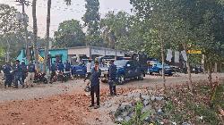 মাদারীপুরে রক্তক্ষয়ী সংঘর্ষ, শতাধিক বোমা বিস্ফোরণ