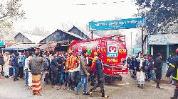 নিয়ন্ত্রণ হারিয়ে তেলবাহী লরি মুদি দোকানে, আহত ৫