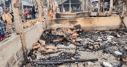 রাজারহাটে ভয়াবহ অগ্নিকাণ্ডে ১২টি ঘর পুড়ে ছাই