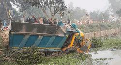 নওগাঁয় ট্রাকচাপায় নিহত ৫