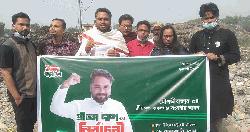 ময়লার ভাগাড়ে দাঁড়িয়ে নির্বাচনী ইশতেহার ঘোষণা করলেন এনসিপি প্রার্থী