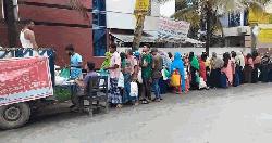 ওএমএস’র দোকানের সামনে ক্রেতার ভিড় বাড়ছে 