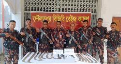 দৌলতপুরে বিদেশি পিস্তল-ম্যাগাজিনসহ বিপুল অস্ত্র উদ্ধার
