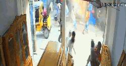 নারায়ণগঞ্জে সেলুনে ভয়াবহ বিস্ফোরণে শিশুসহ ৩ দগ্ধ