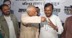 ফেনীতে পরাজিত প্রার্থীকে মিষ্টিমুখ করালেন বিজয়ী প্রার্থী