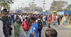 ভালুকায় বকেয়া বেতনের দাবিতে শ্রমিকদের সড়ক অবরোধ