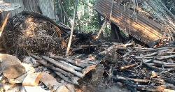গভীর রাতে বাড়িতে আগুন, জামায়াত বলছে সহিংসতা