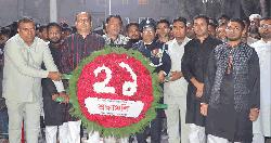 গোপালগঞ্জে শহীদ মিনারে সর্বস্তরের মানুষের শ্রদ্ধা