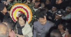 শহীদ মিনারে শ্রদ্ধা জানাতে গিয়ে বাধার মুখে রুমিন ফারহানা