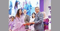 খালেদা জিয়ার পক্ষে সম্মাননা গ্রহণ করেন জাইমা রহমান