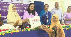 রংপুরে ৪০ কিশোরীর মাঝে মর্যাদা সুরক্ষা হাইজিন সামগ্রী বিতরণ