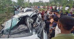 ট্রেনের ধাক্কায় প্রাইভেট কার দুমড়ে মুচড়ে ৪ যাত্রী আহত