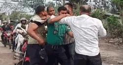 খুলনায় জ্বালানি তেল নেওয়াকে কেন্দ্র করে পাম্পে হাতাহাতি
