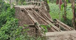 বাউফলে ভাঙা সেতু মেরামত না করায় দুর্ভোগ চরমে