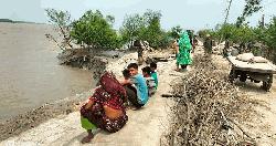 সাতক্ষীরায় পাউবোর বাঁধে আকস্মিক ভাঙন, আতঙ্কে গোটা এলাকা