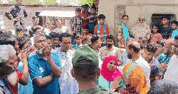 চিরিরবন্দরে রাস্তা বন্ধ করার প্রতিবাদে মানববন্ধন 