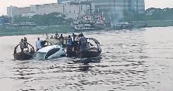 ফেরিতে উঠতে গিয়ে নিয়ন্ত্রণ হারিয়ে প্রাইভেট কার শীতলক্ষ্যা নদীতে