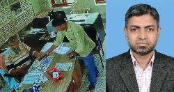 সাতক্ষীরায় অফিসে বসেই ঘুষের হিসাব করছেন হিসাবরক্ষক, ভিডিও ভাইরাল
