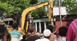 শাহজাদপুরে করতোয়া নদী পাড়ের অবৈধ স্থাপনা উচ্ছেদ