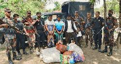 সাতক্ষীরায় দেড় হাজার বোতল ফেন্সিডিলসহ ২ চোরাকারবারি আটক