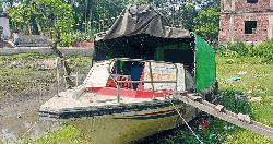অযত্নে খালে পড়ে আছে ওয়াটার অ্যাম্বুলেন্স, বঞ্চিত চরাঞ্চলের মানুষ