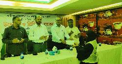 অর্ধশতাধিক পরিচ্ছন্নতাকর্মীকে বীমার আওতায় আনল লক্ষ্মীপুর পৌরসভা