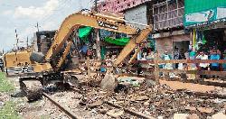 নোয়াখালীতে রেলওয়ের জায়গা থেকে ১২০টি স্থাপনা উচ্ছেদ