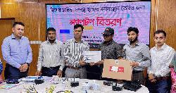 চোখে দেখতে পান না, তবু থেমে নেই মাহবুবের পথচলা