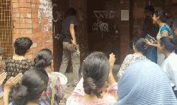 জাহাঙ্গীরনগরে ধর্ষণচেষ্টার ঘটনায় প্রক্টর অফিসে শিক্ষার্থীদের তালা