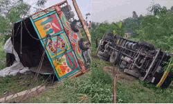 রডবোঝাই ট্রাক উল্টে নিহত ১৫