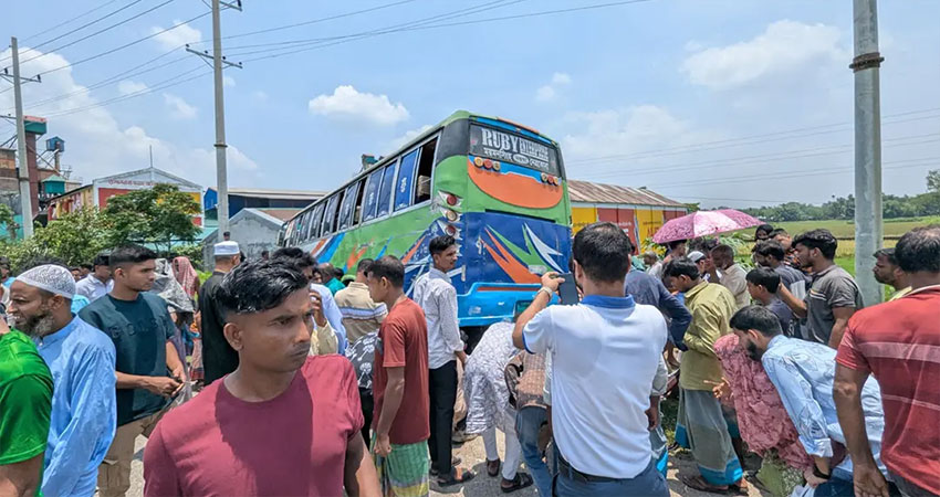 নেত্রকোনায় বাসচাপায় একই পরিবারের তিনজনসহ নিহত ৪