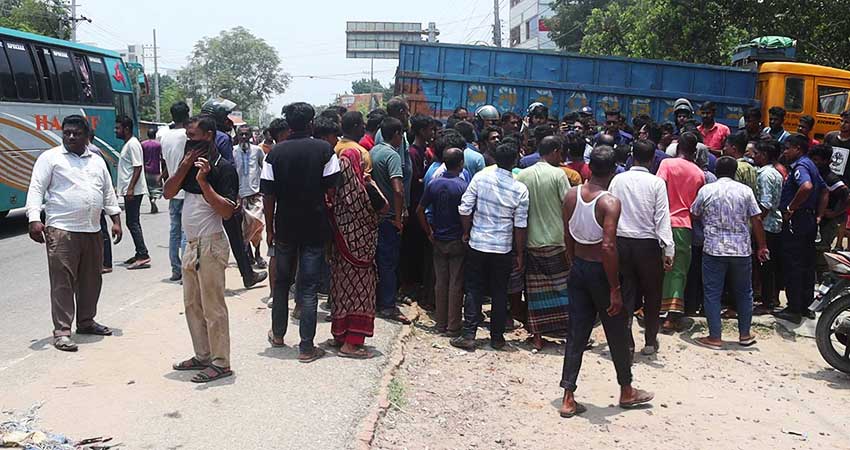 নওগাঁয় বাস-অটোরিকশা সংঘর্ষে নিহত ১