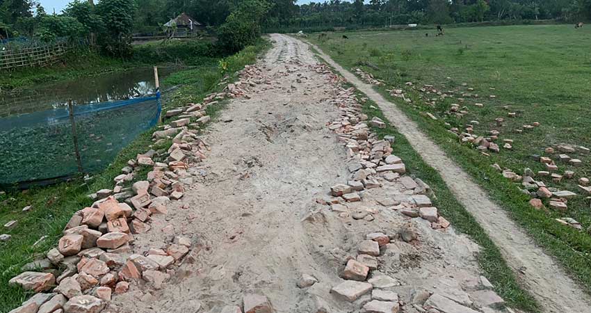 পাইকগাছায় সাড়ে ৪ কি.মি সড়ক যেন দুর্ভোগের প্রতিচ্ছবি