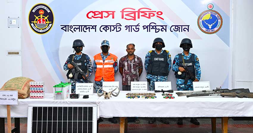 সুন্দরবনে অস্ত্র-গুলিসহ করিম শরীফ বাহিনীর সদস্য আটক