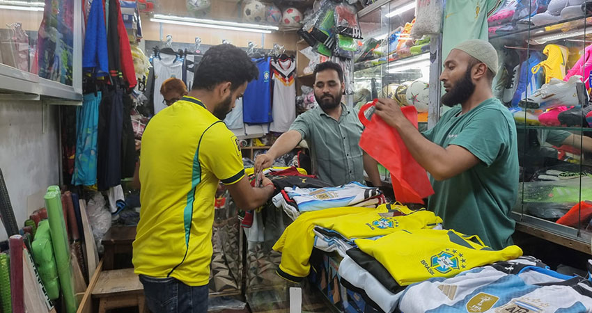 বিশ্বকাপ উন্মাদনা: খুলনায় বেড়েছে জার্সি ও ফুটবল সামগ্রীর বিক্রি