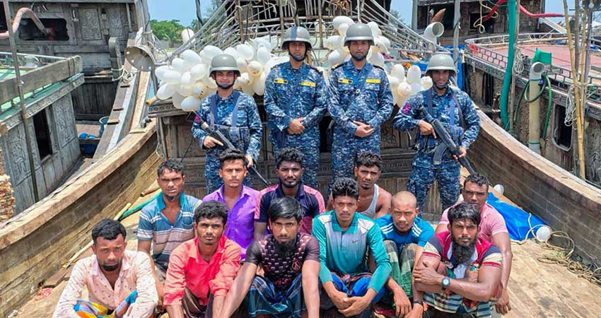 বঙ্গোপসাগরে বোটসহ পাচারচক্রের ৫২ সদস্য আটক