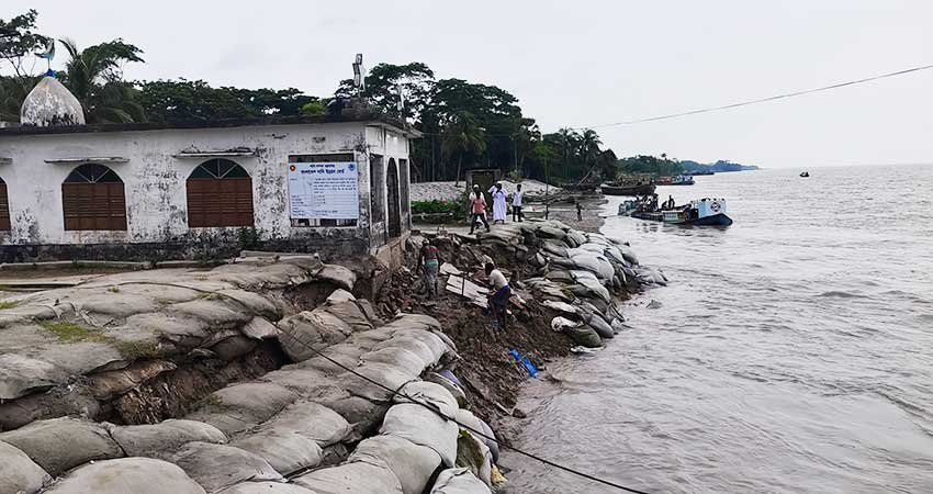  তেঁতুলিয়া নদীর ভাঙনে হুমকির মুখে দুই সহস্রাধিক পরিবার