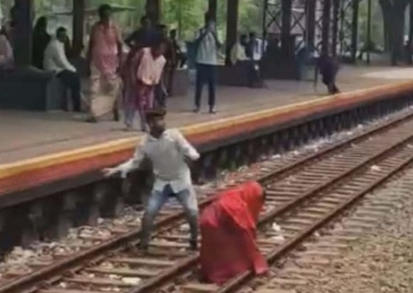 নাটোরে চলন্ত ট্রেনে পাথর নিক্ষেপ, যুবক গ্রেফতার