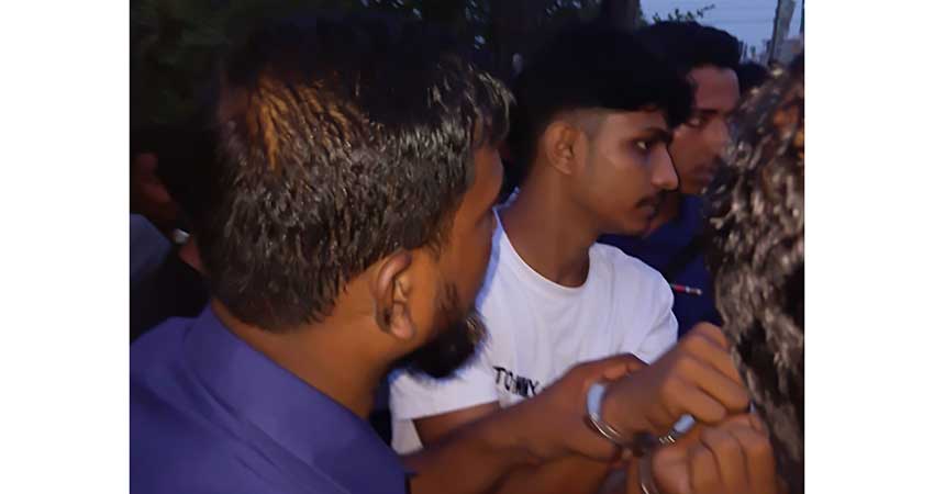 নোয়াখালীতে তিনটি বিদেশী পিস্তল-গুলিসহ যুবক আটক