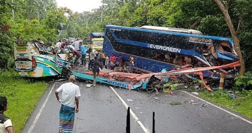 চকরিয়ায় বাসের মুখোমুখি সংঘর্ষে শিশুসহ নিহত ২