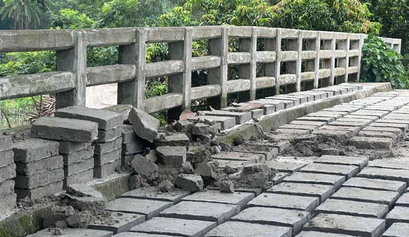 বাউফলে সেতুর অ্যাপ্রোচ নির্মাণে সীমাহীন অনিয়মের অভিযোগ