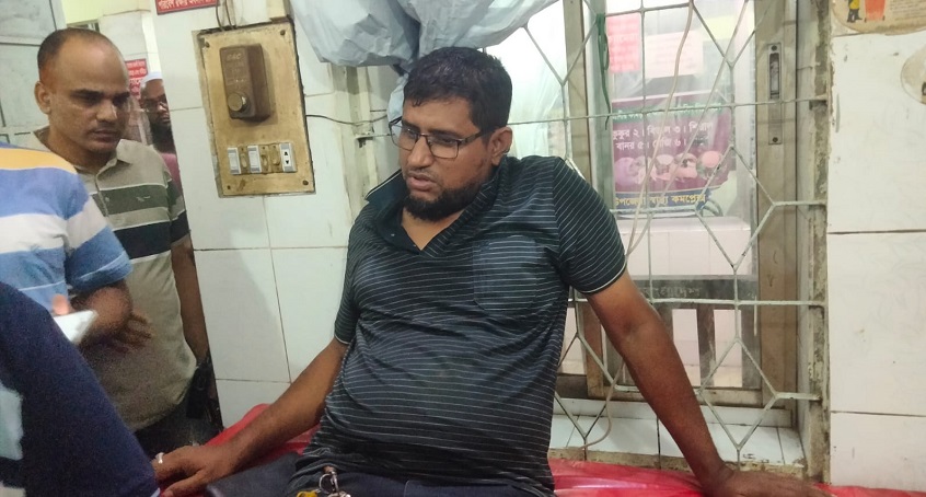 পুলিশকে মারধর করে ওয়ারেন্টভুক্ত আসামি ছিনতাই