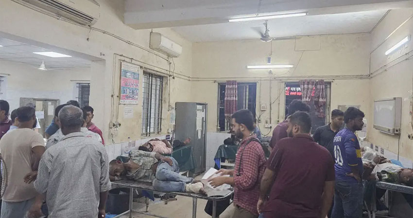 গ্যাসবোঝাই ট্রাকের পেছনে কাভার্ডভ্যানের ধাক্কা, নিহত ২